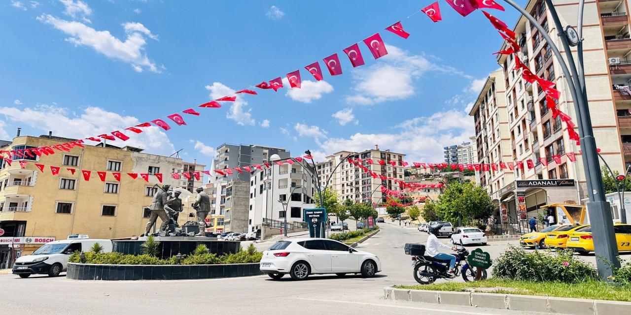 Şırnak Ay Yıldızlı Bayraklarla Donatıldı: Birlik ve Kardeşlik Vurgusu
