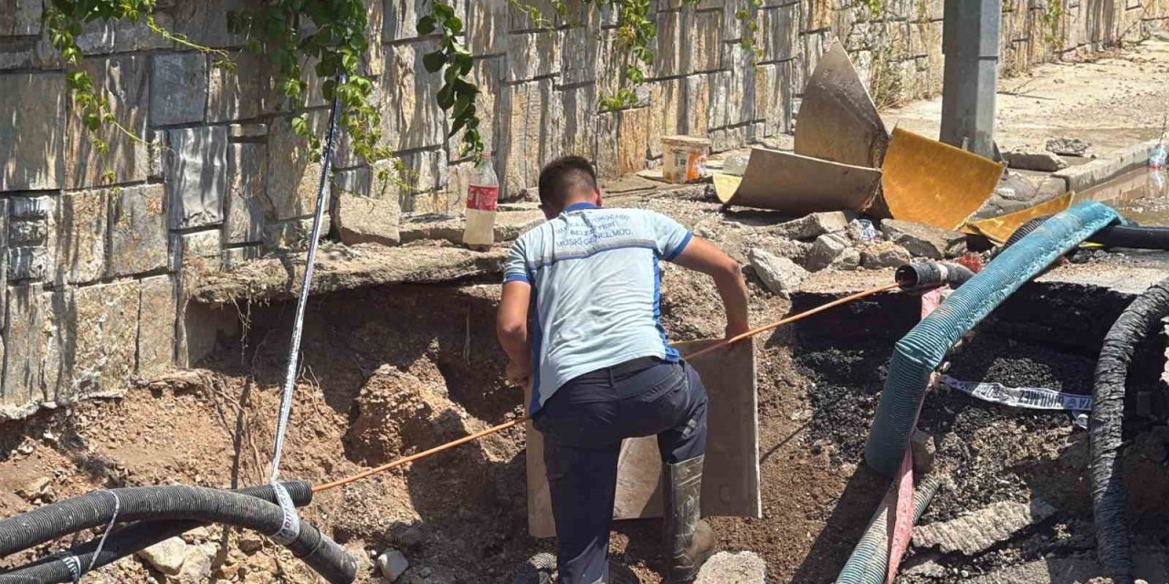 Yahşi’de su isale hattı patladı, yol trafiğe kapandı
