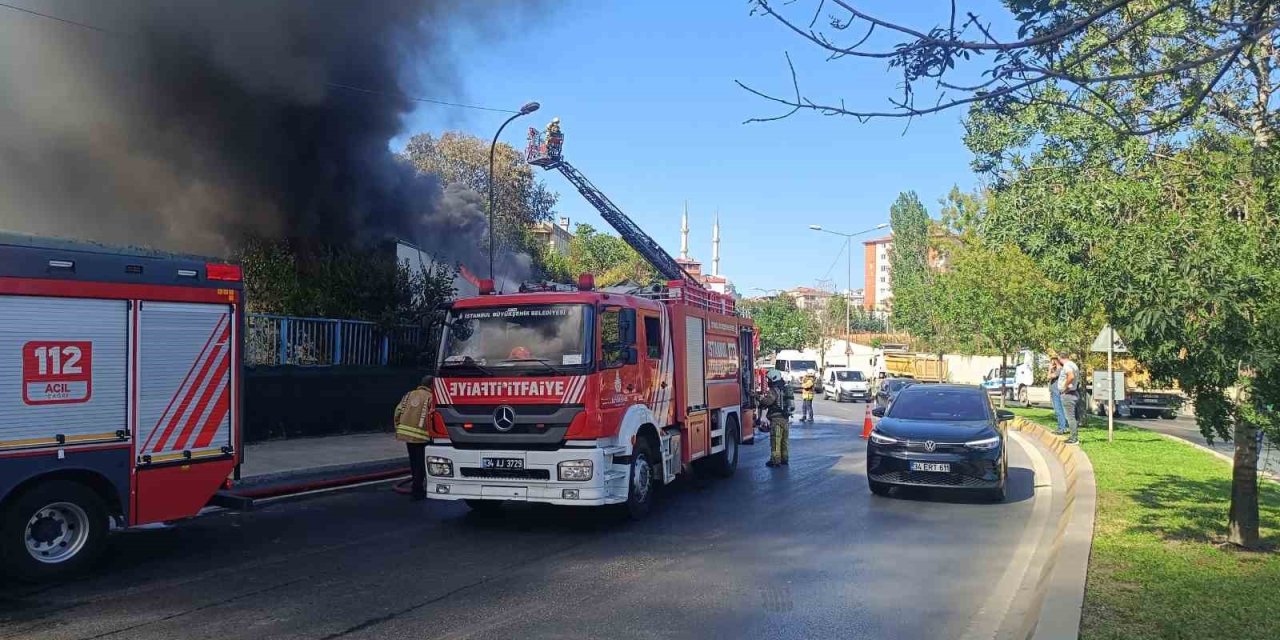 Pendik’te atık su arıtma tesisinde çıkan yangın söndürüldü
