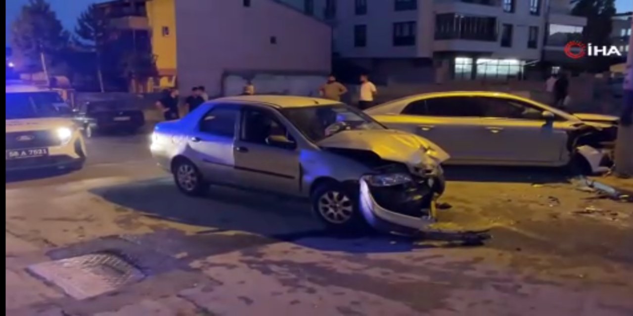 Sivas'ta iki otomobil çarpıştı: 6 kişi