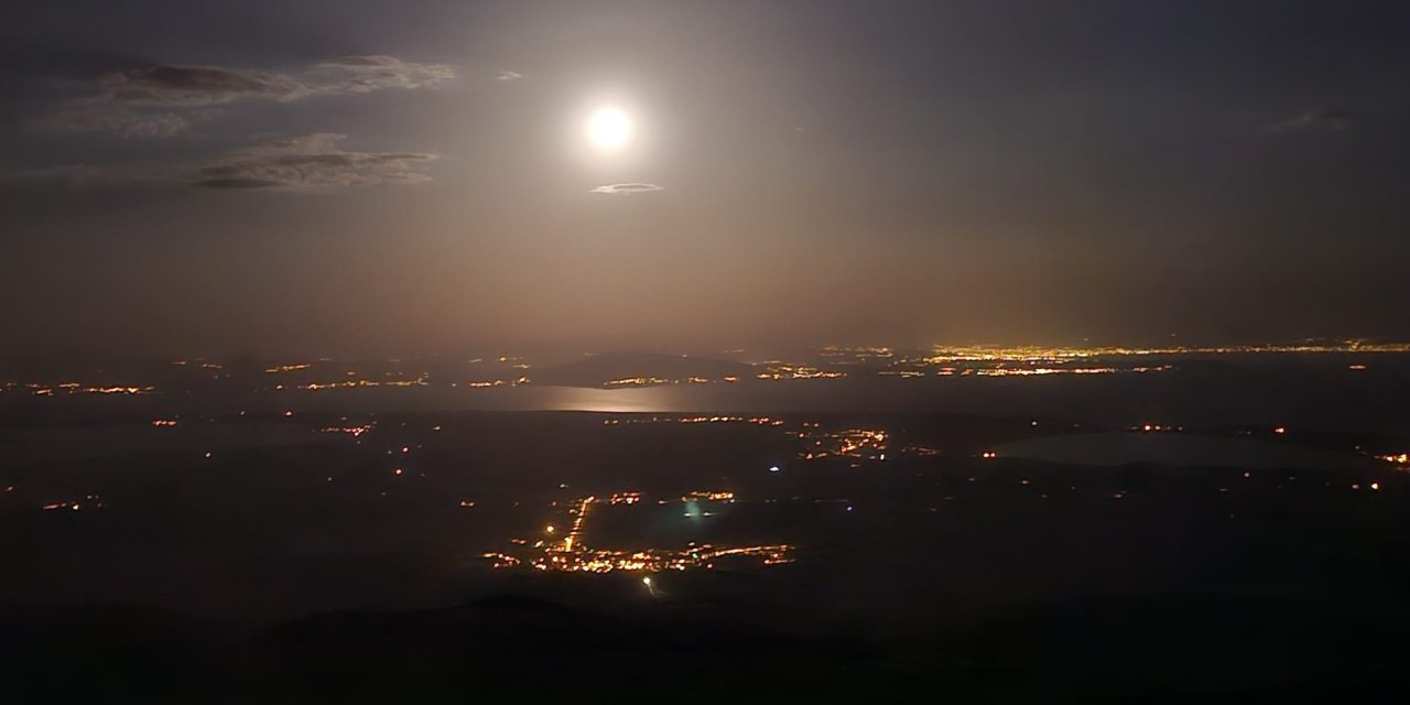 Van Gölü’ne yansıyan dolunay Süphan Dağı’nda hayranlıkla izlendi