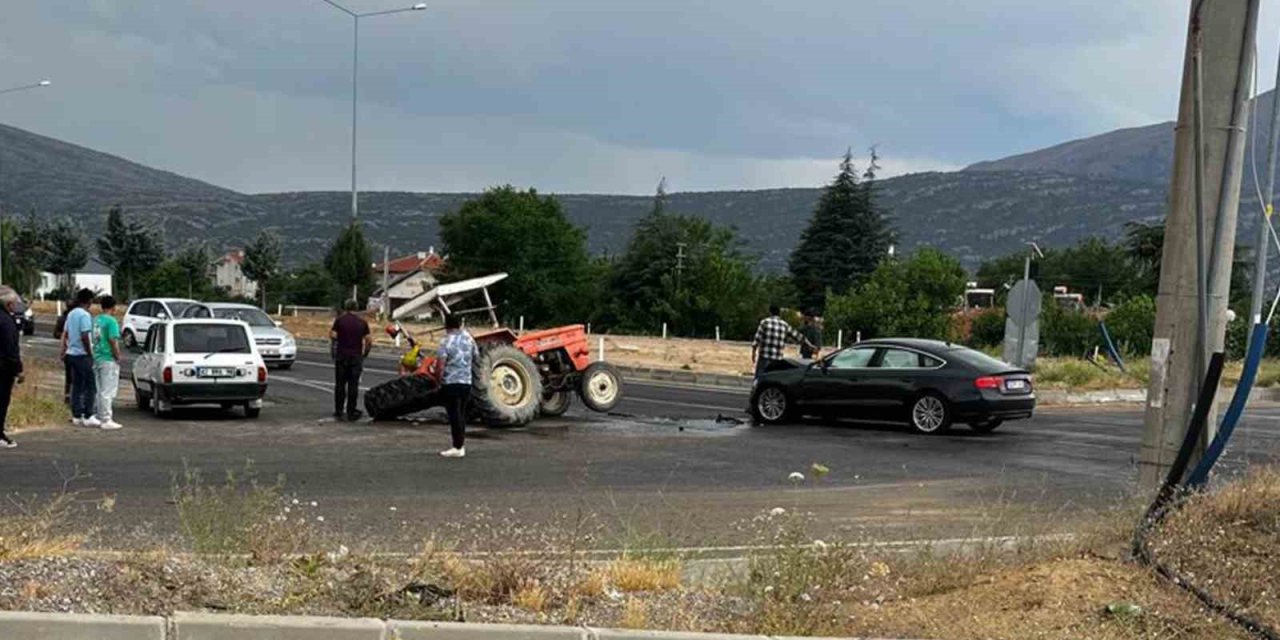 Isparta’da otomobil ile traktör çarpıştı: 2 yaralı