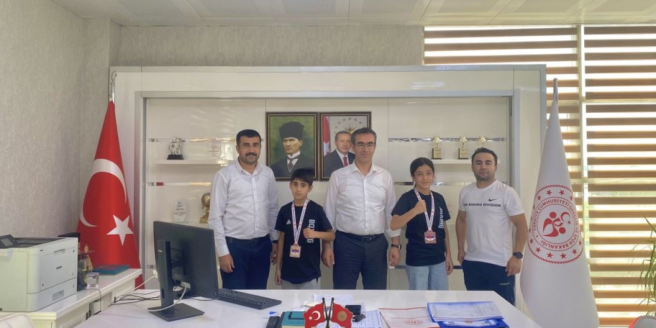 Boksta Türkiye 3’sü olan Minik Boksörler, Şırnak Gençlik ve Spor İl Müdürünü ziyaret etti