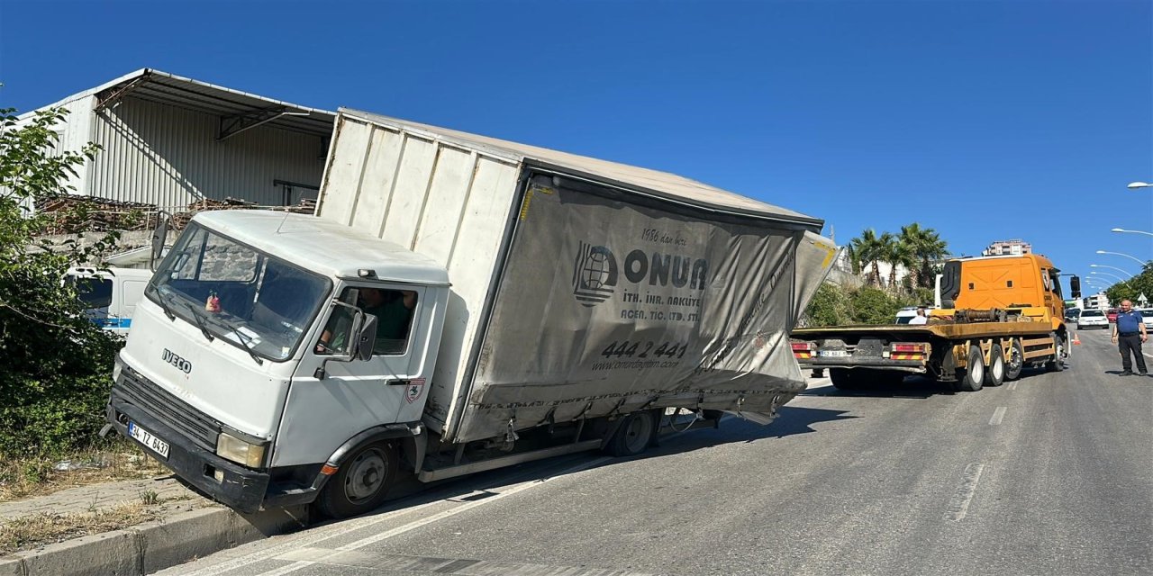 Freni Patlayan Kamyonet Kaldırıma Çıktı
