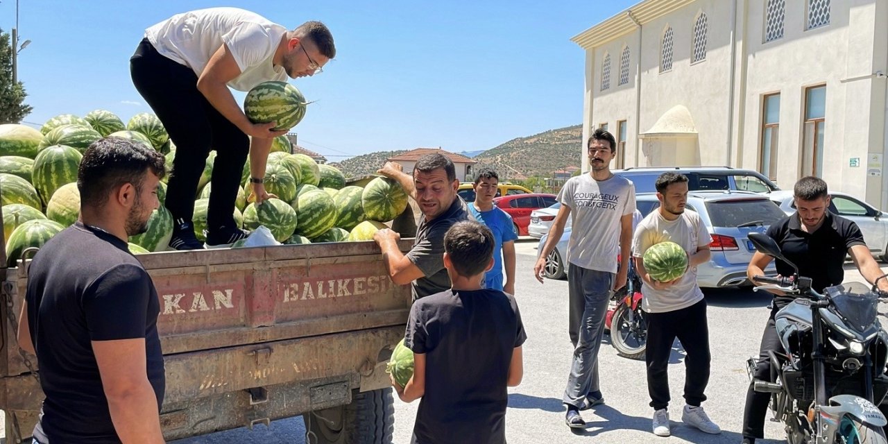 Çürümeye terk edilen 12 ton karpuzu satın alıp, vatandaşa bedava dağıttı