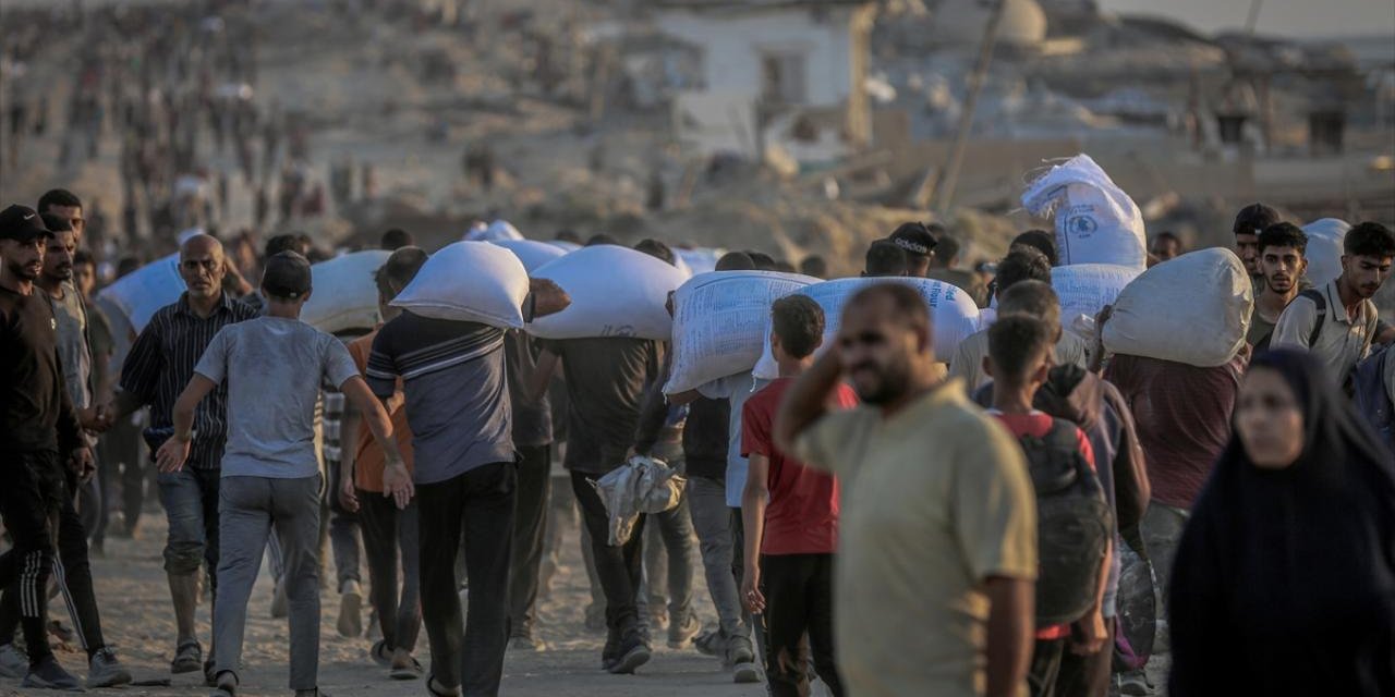 Açlıkla savaşan Gazzeliler yardım tırlarına akın etti