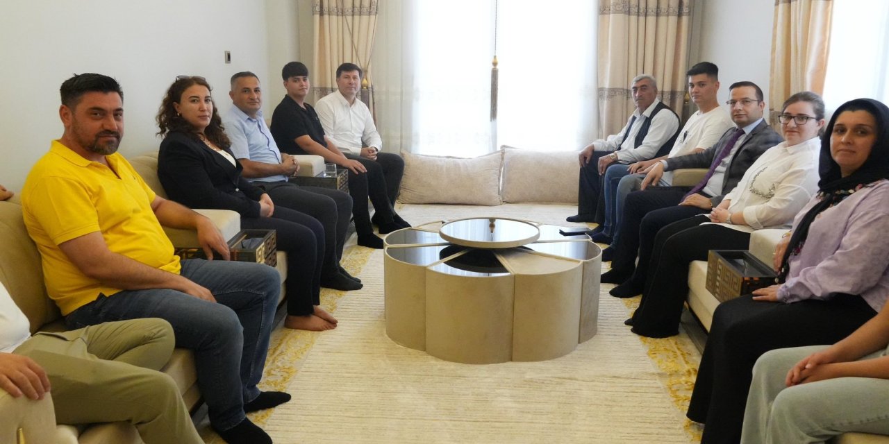 Cizre Kaymakamı Baycar, YKS’de dereceye giren öğrencileri evlerinde ziyaret etti