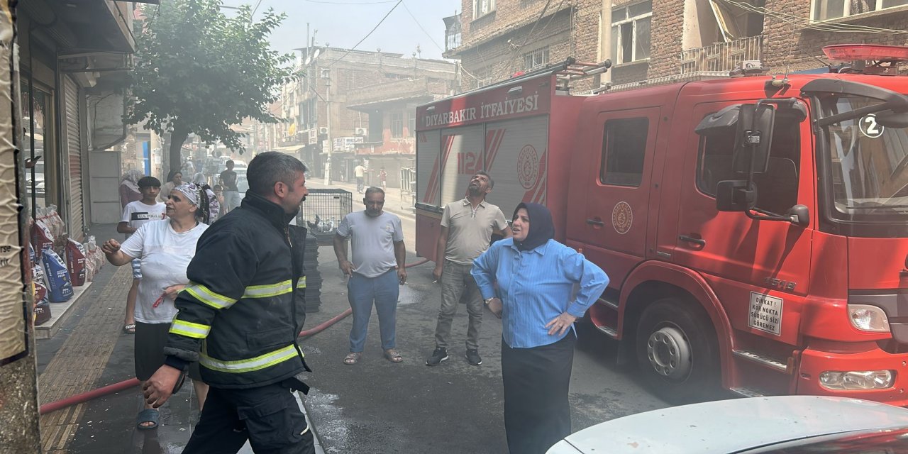 Diyarbakır'da Ev Yangını: Caddeyi Duman Kapladı