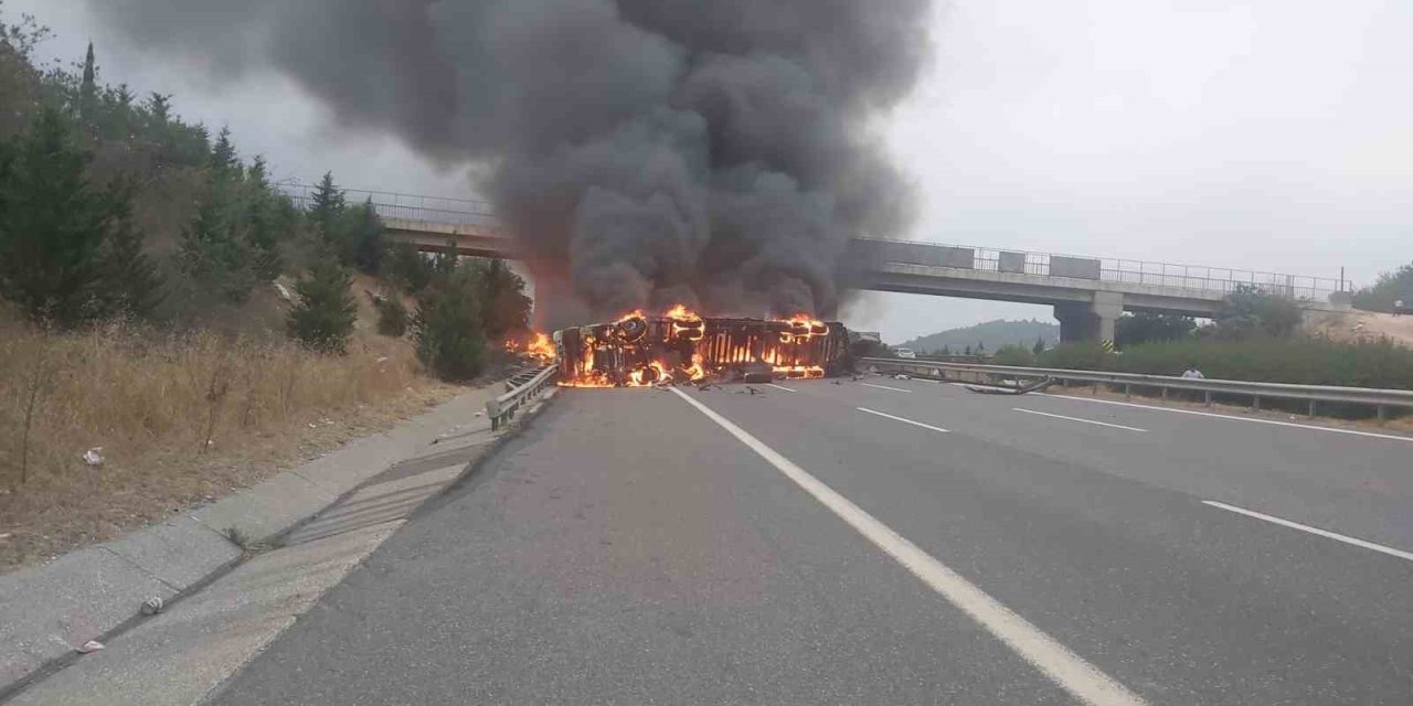 Tarsus’ta kaza yapan elyaf yüklü tır alev alev yandı