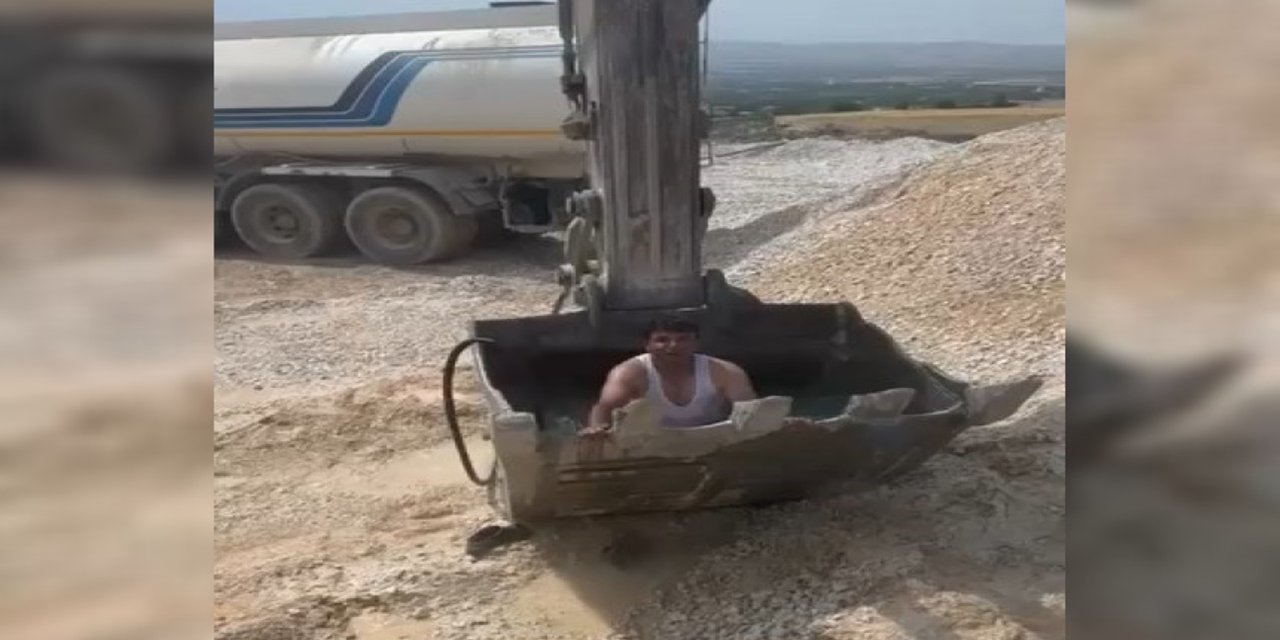 Sıcaktan Bunalan İşçilerden İlginç Çözüm: Kepçe Kovası Havuz Oldu