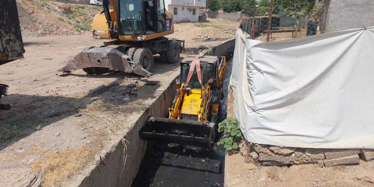 Cizre Belediyesi Yağmurlama kanallarında temizlik çalışması başlattı