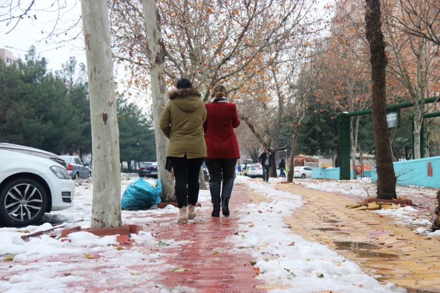KAR YAĞIŞINDA 300 KİŞİ YARALANDI, EL BİLEKLERİ VE KALÇA KIRIK VAKALARI BAŞI ÇEKTİ