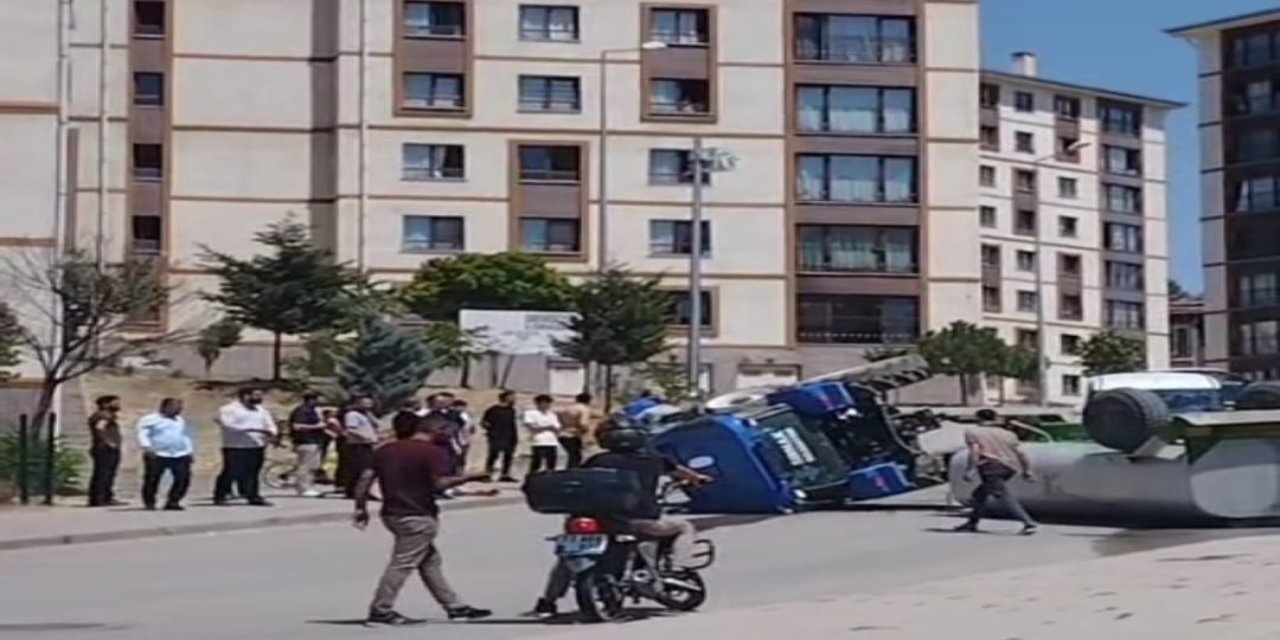 Şırnak’ta Su Tankeri Taşıyan Traktör Devrildi