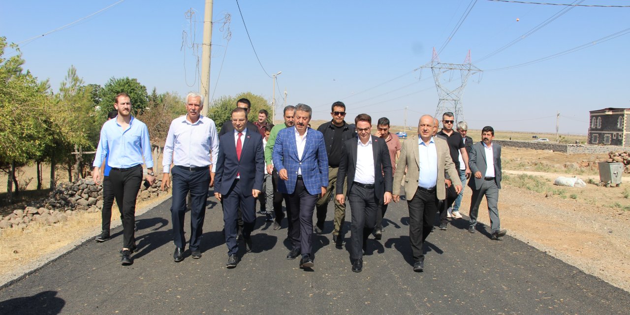 Cizre'de köy yollarına sıcak asfalt döküldü, Milletvekili ve Kaymakam çalışmaları inceledi