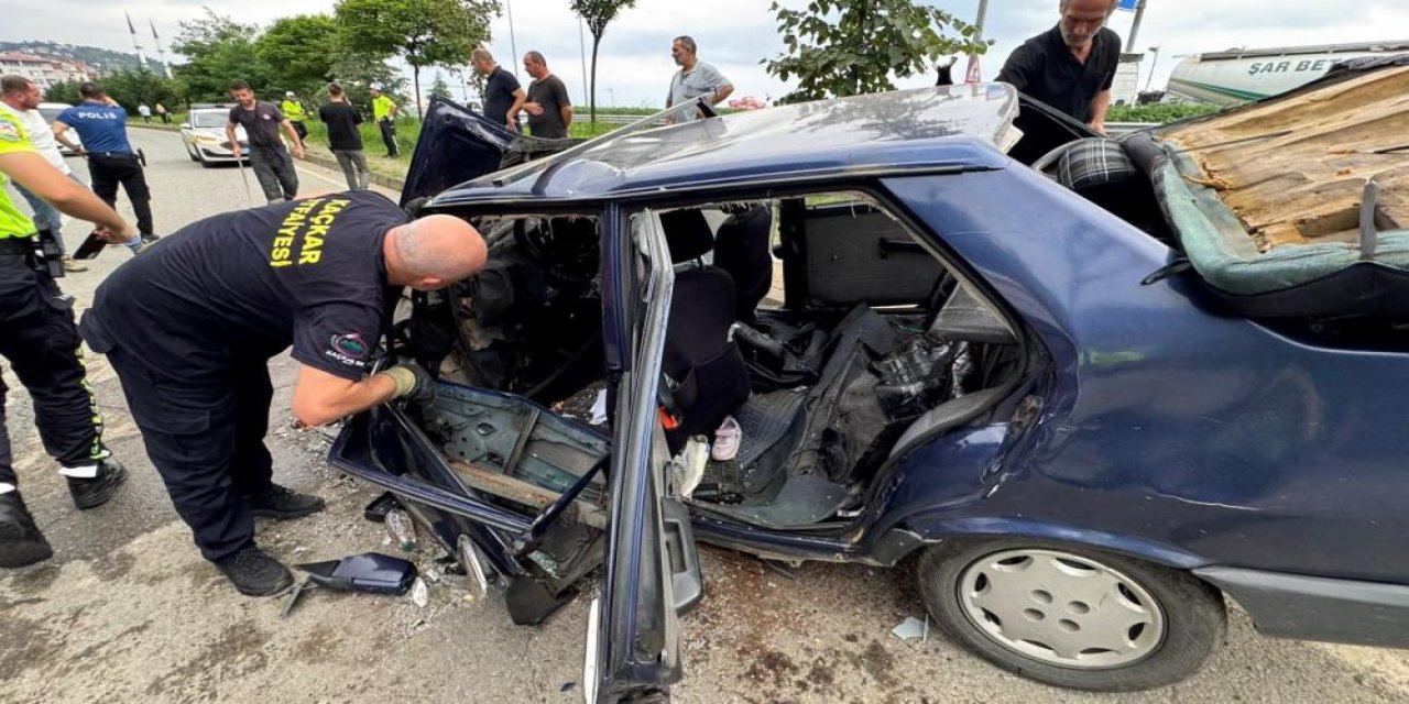 Rize'deki iki araç kafa kafaya çarpıştı: Aynı aileden 6 kişi yaralandı