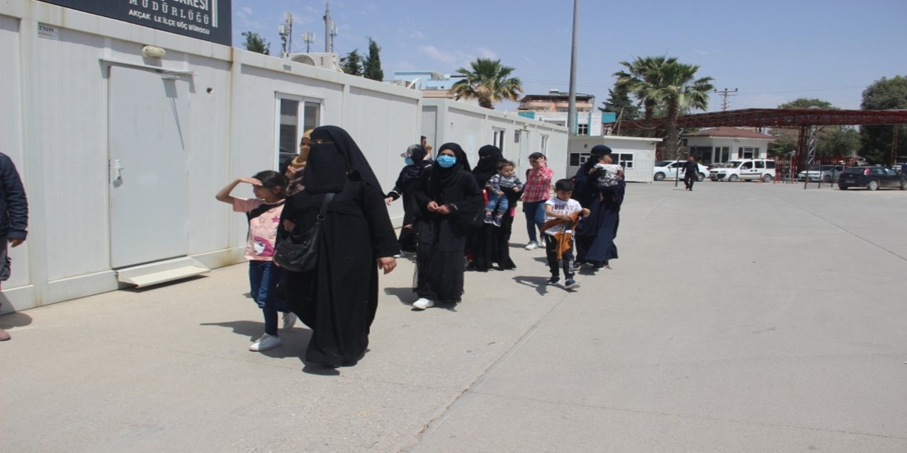 Yüz Binlerce Suriyeli Ülkelerine Gönüllü Dönüyor!