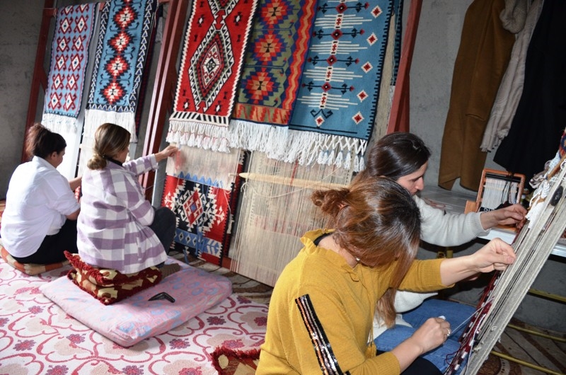 300 yıllık kilim yolculuğunda ilmek ilmek el emeği, göz nuru: Hazırlanışı bir ayı buluyor