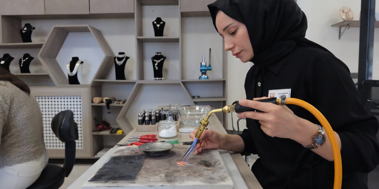 Çapa yapan eller artık gümüşe şekil veriyor