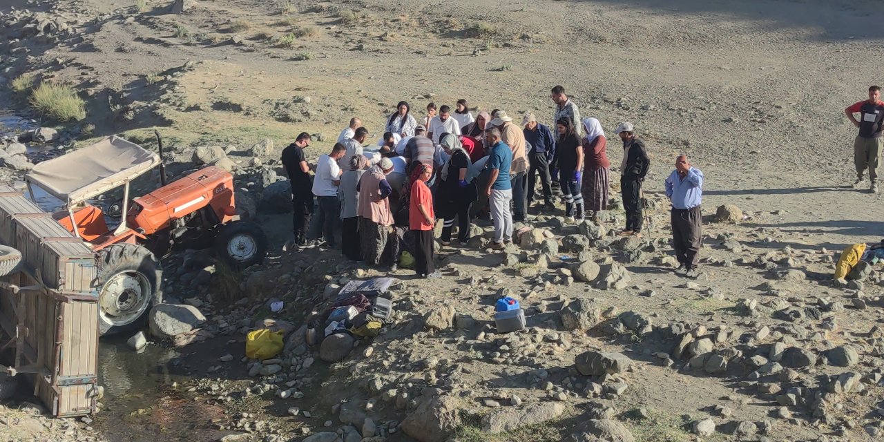 Van’da traktörün römorku devrildi: 8 yaralı
