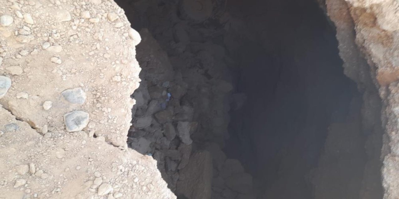 Malatya'da yoldaki çukura düşen iş makinesinin operatörü yaralandı