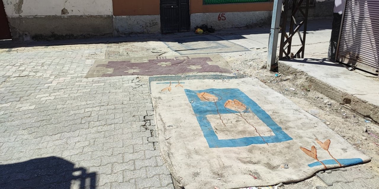 Bozuk yolların ayıbını halı ile örtüyorlar