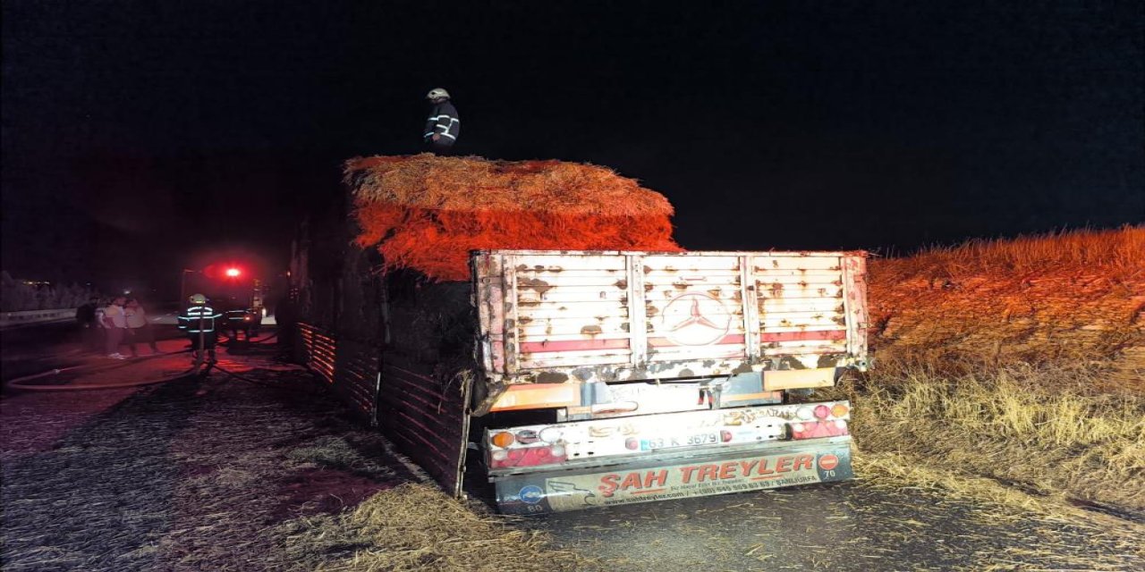 Şanlıurfa'da saman yüklü tır alev aldı