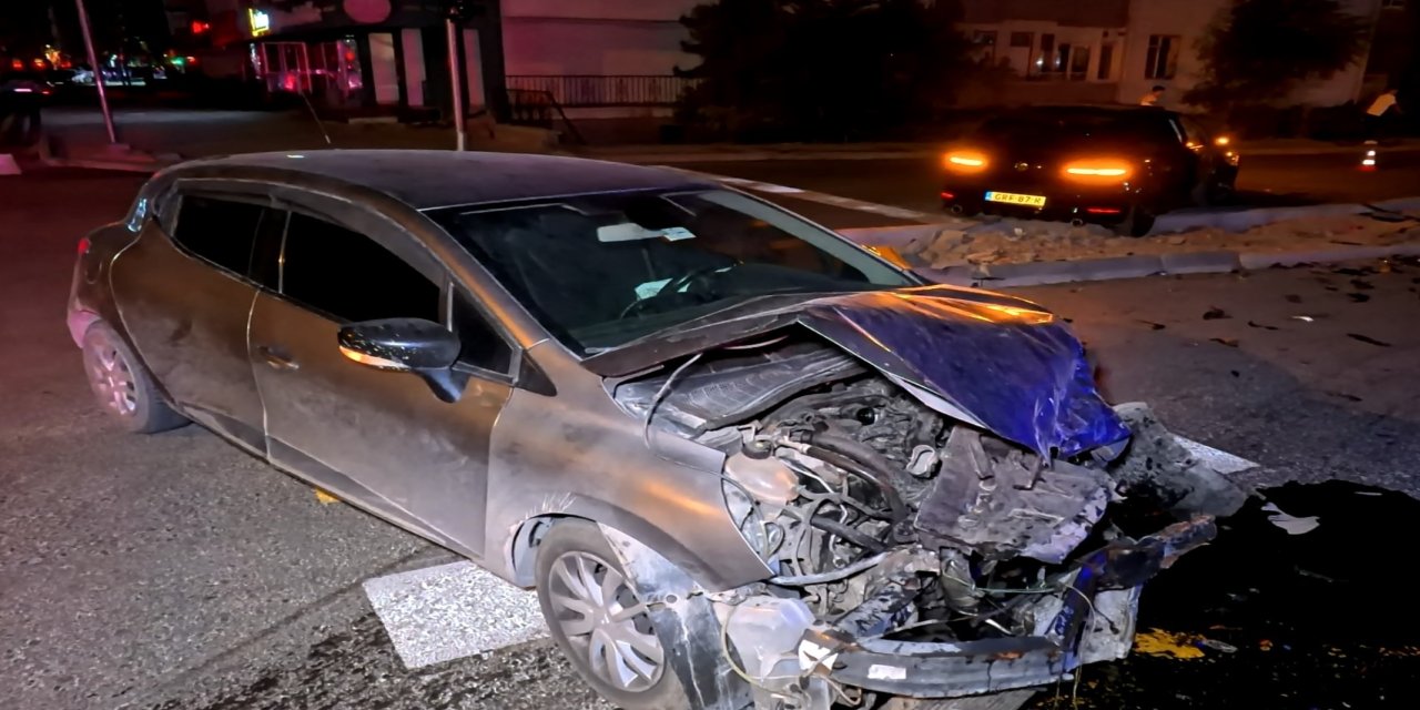 Kavşakta kaza yapan otomobil hurdaya döndü