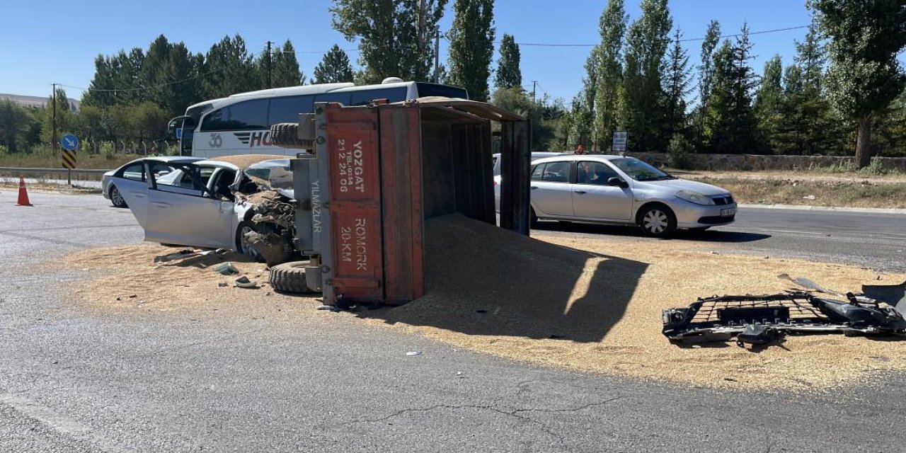 Kontrolsüz yola çıkan buğday yüklü traktör kazaya neden oldu: 3 yaralı