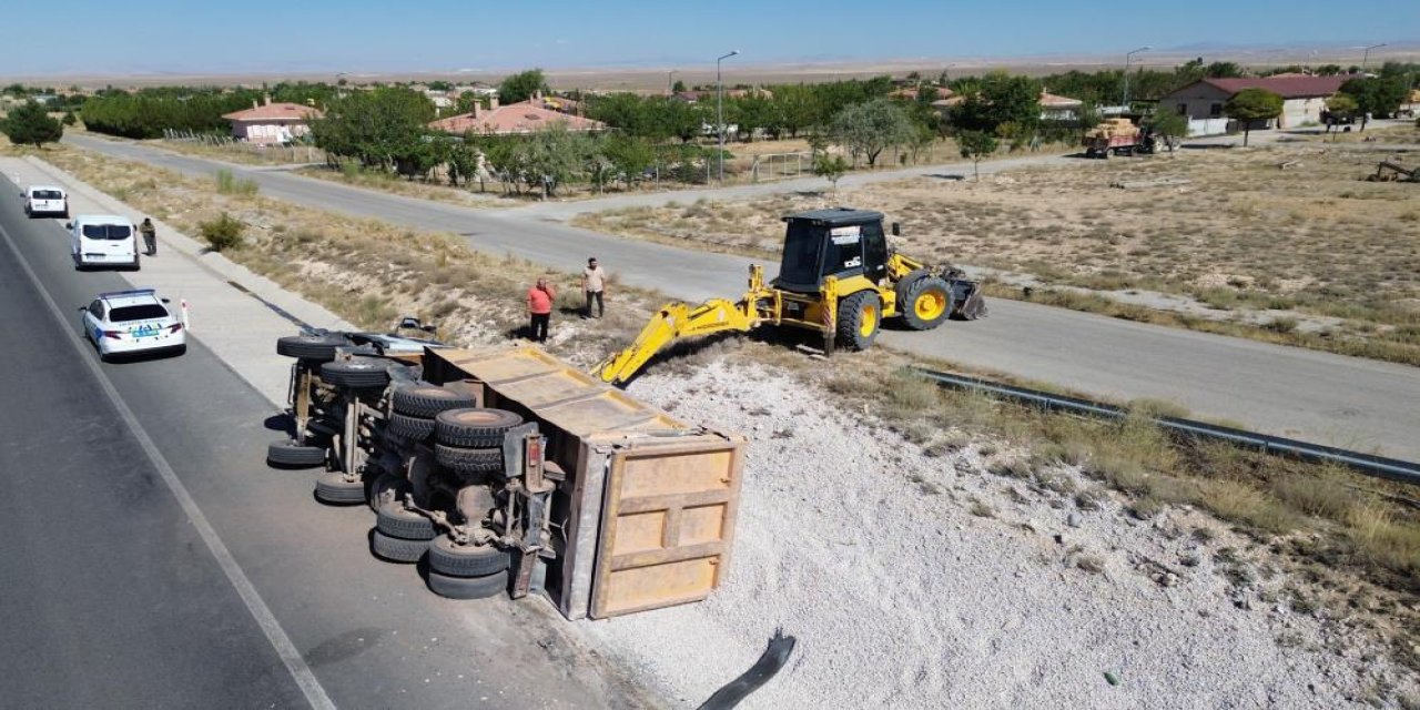 Karaman’da kontrolden çıkan mıcır yüklü kamyon devrildi: 1 yaralı
