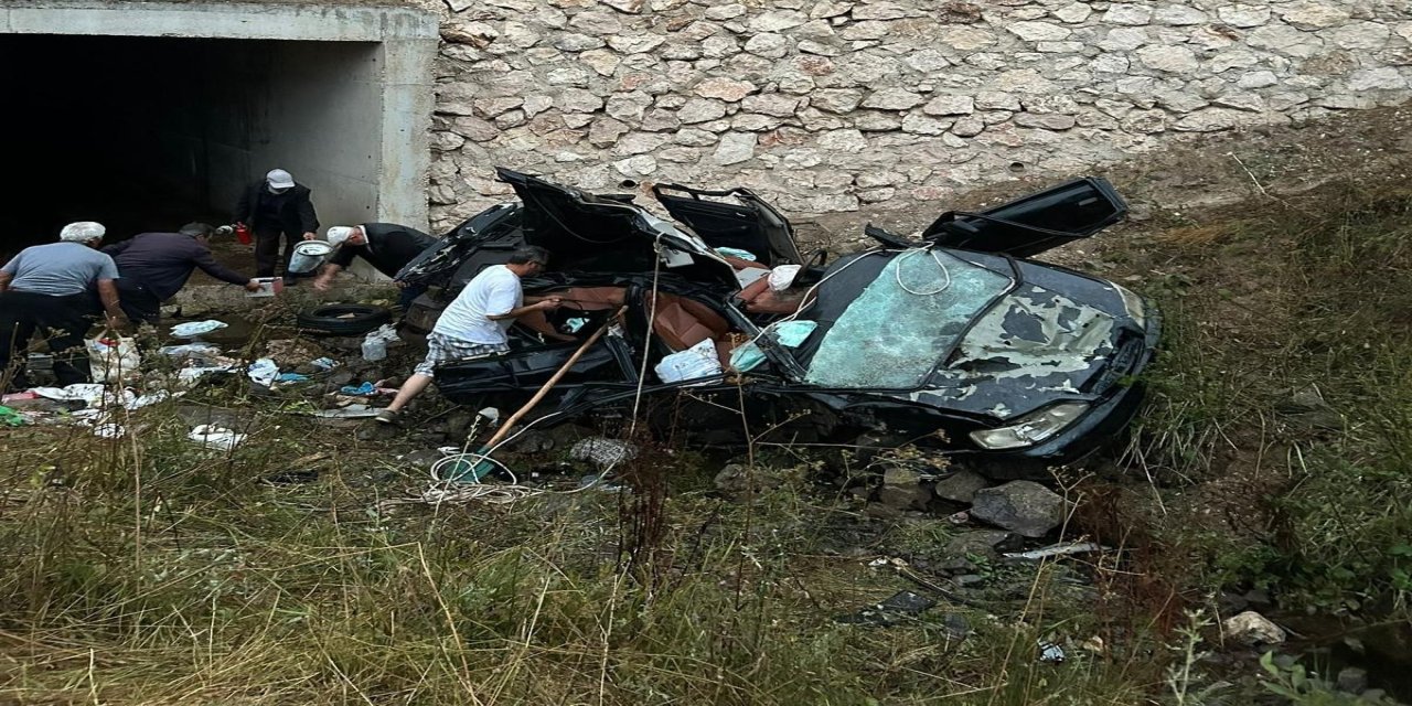 Kontrolden Çıkan Otomobil İki Kişiye Mezar Oldu