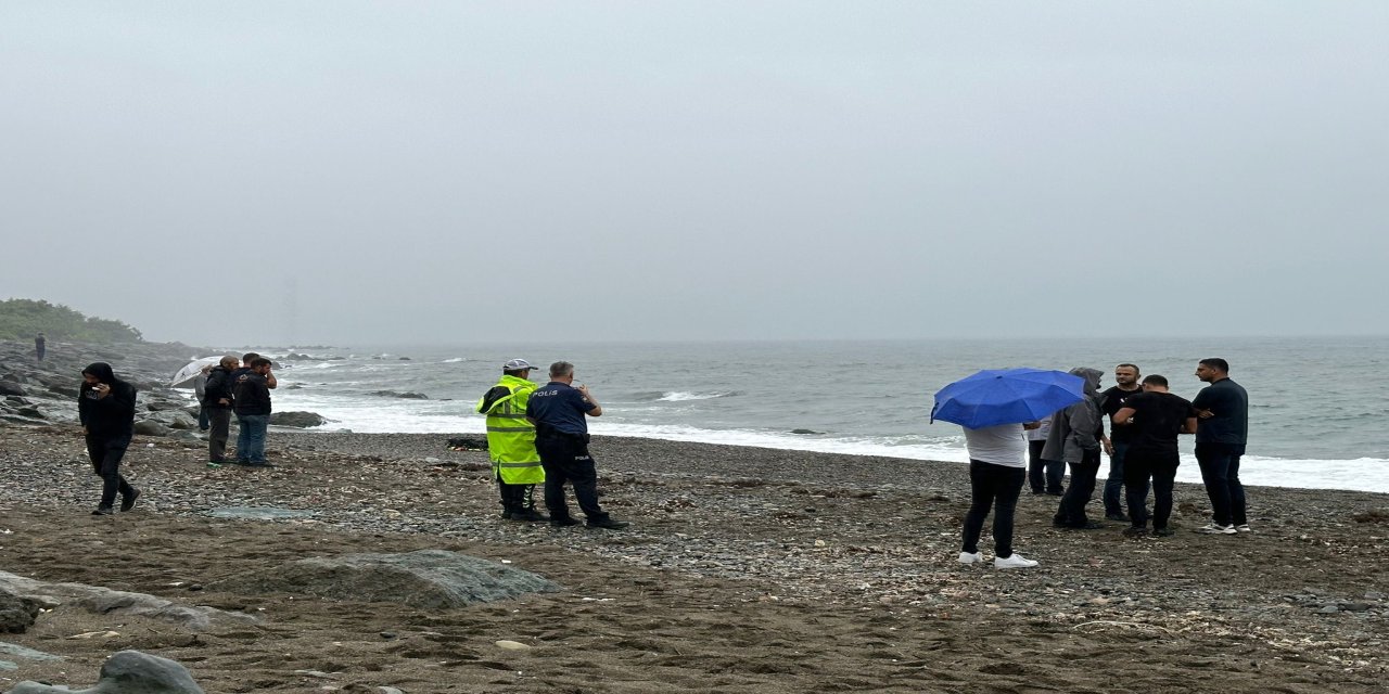 Karadeniz’de korkutan olay! 13 yaşındaki çocuk dev dalgalara kapılarak kayboldu