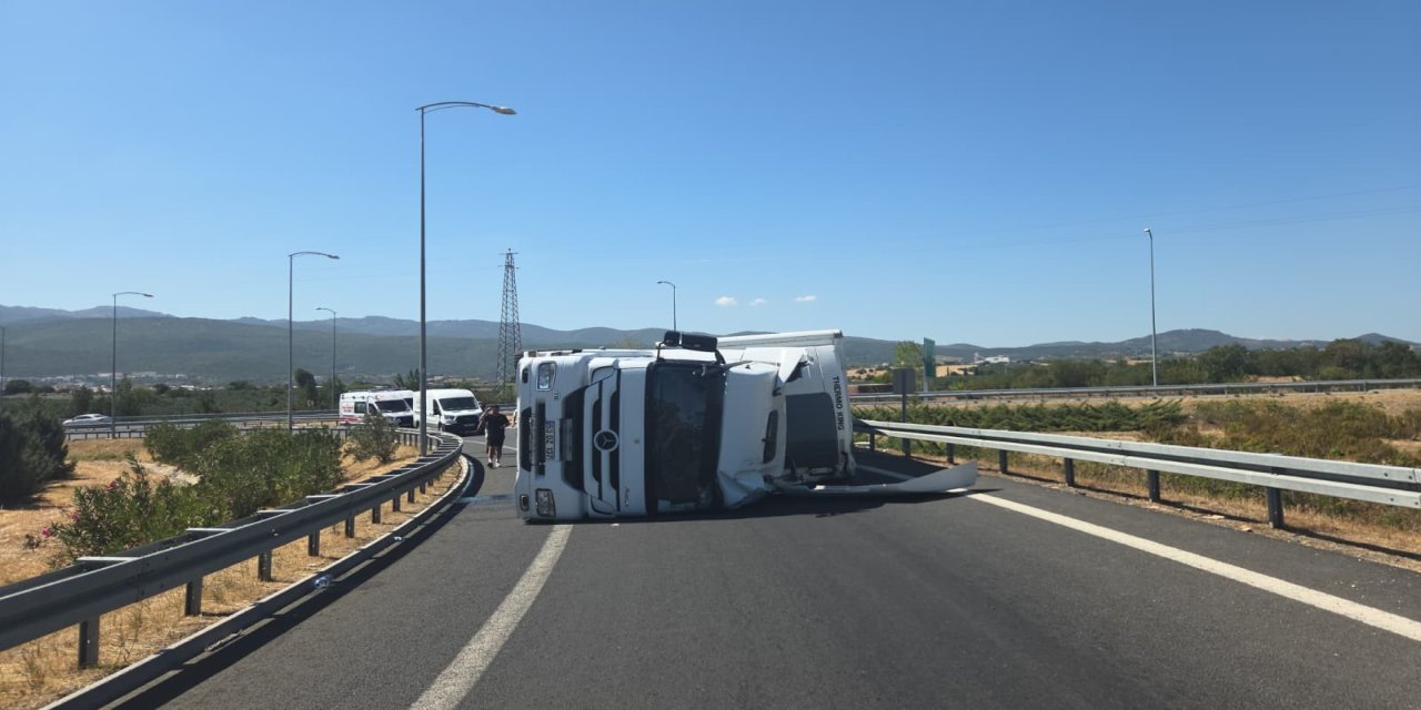 Tır devrildi, kilometrelerce kuyruk oluştu!