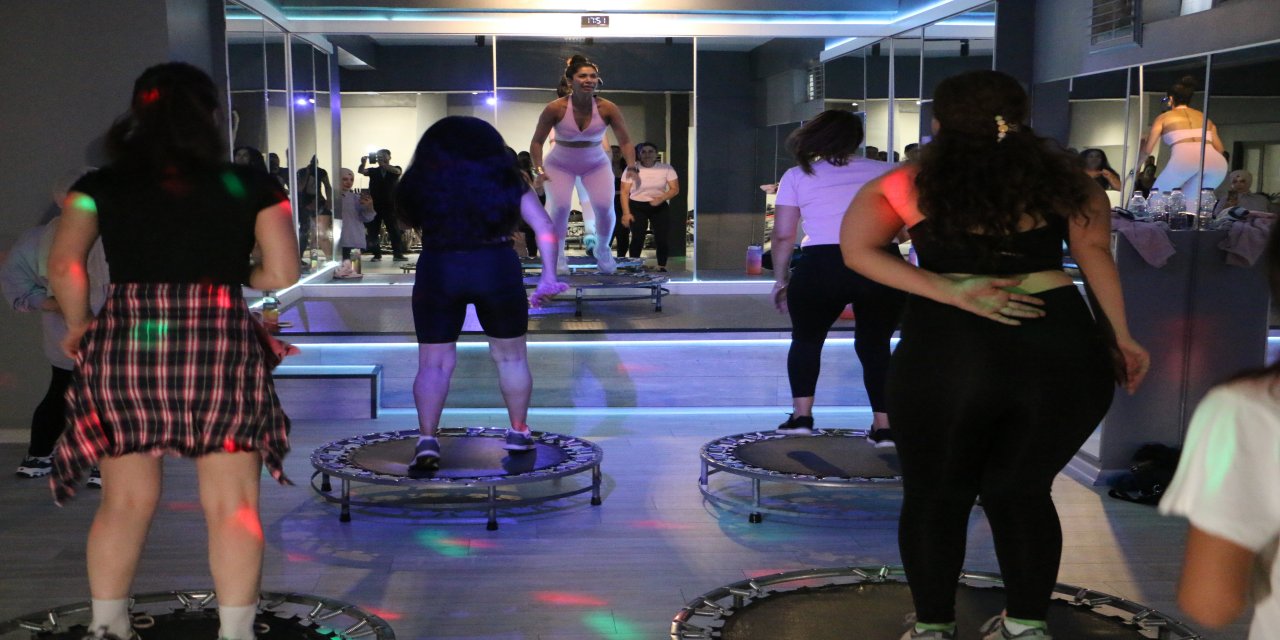 Spor salonunda zılgıtlar eşliğinde spor yapıyorlar! Bu akım çok konuşulacak