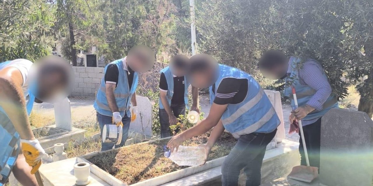 Cizre’de Denetimli Serbestlik Yükümlüleri Şehit Kabirlerini Temizledi