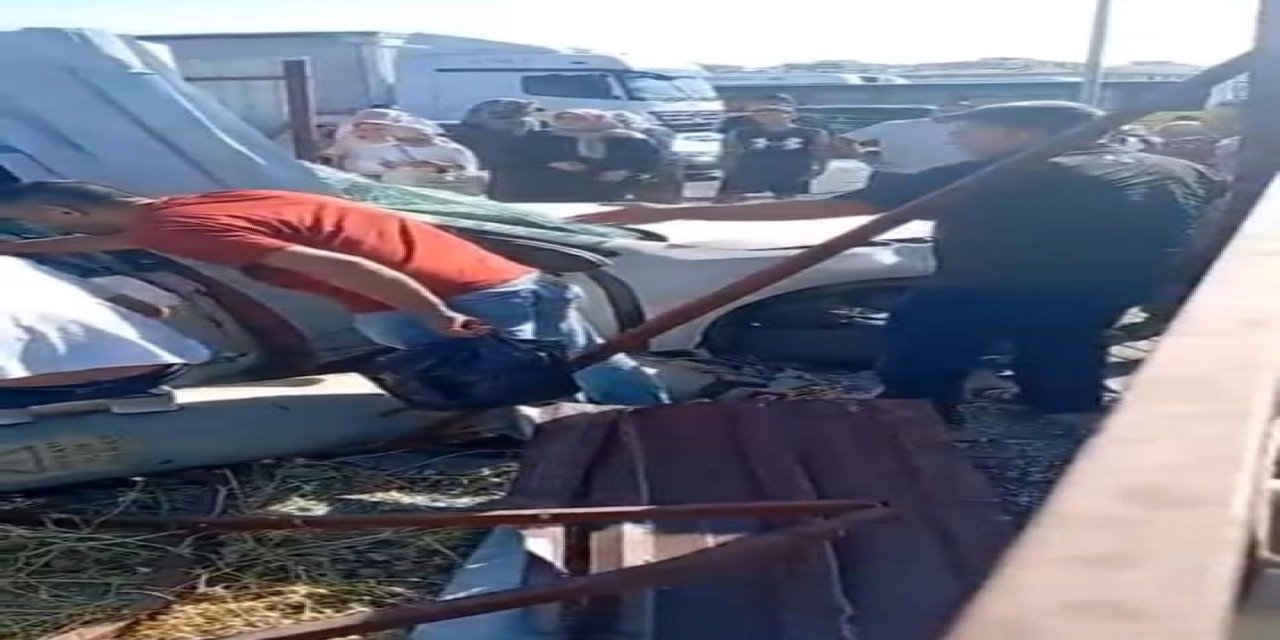 Yoldan çıkan araç bariyerlere ve direğe çarptı: 2 yaralı