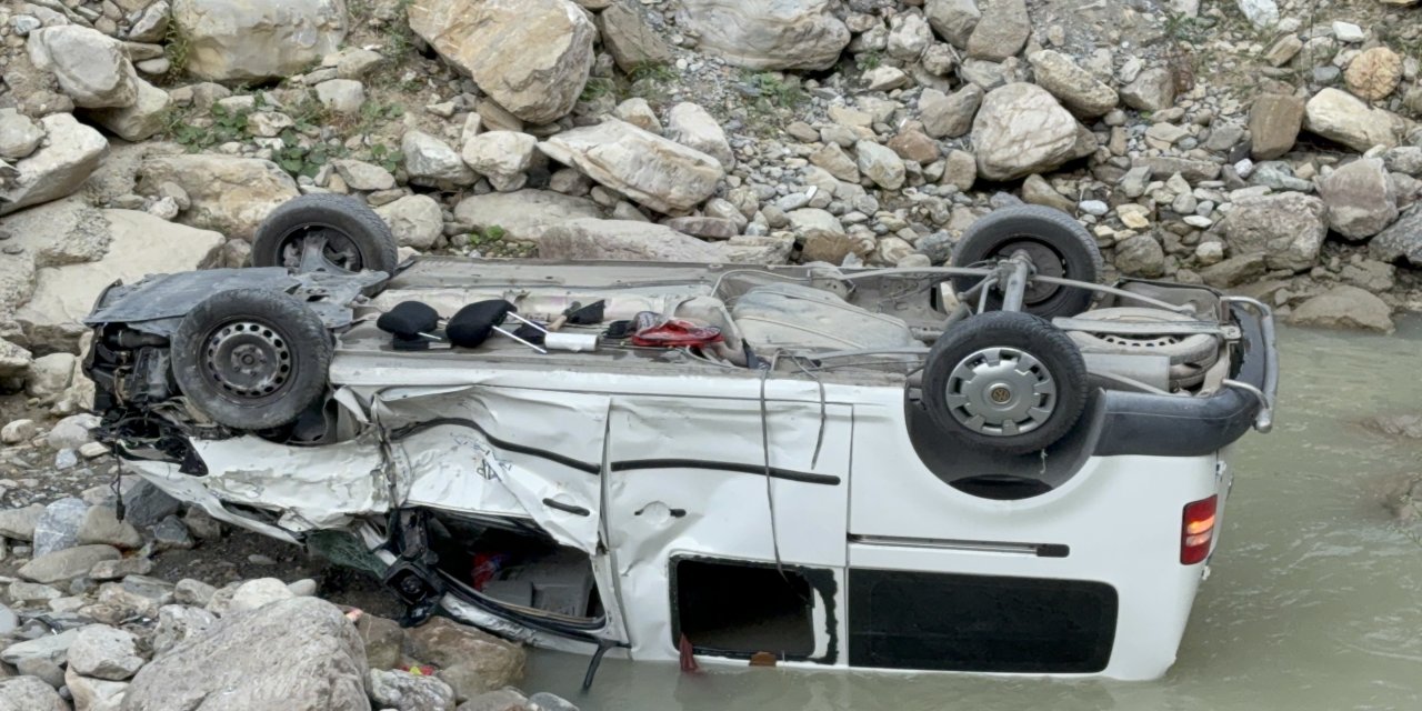 Piknik dönüşü kaza! Aile aracıyla dereye uçtu, 6 yaralı