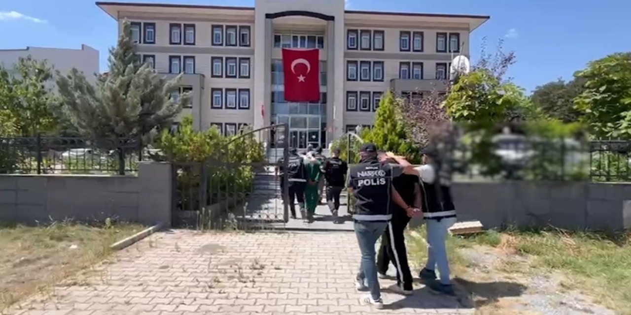 Otobüsteki o yolcuları polis durdurdu! Bağırsaklarında uyuşturucu çıktı