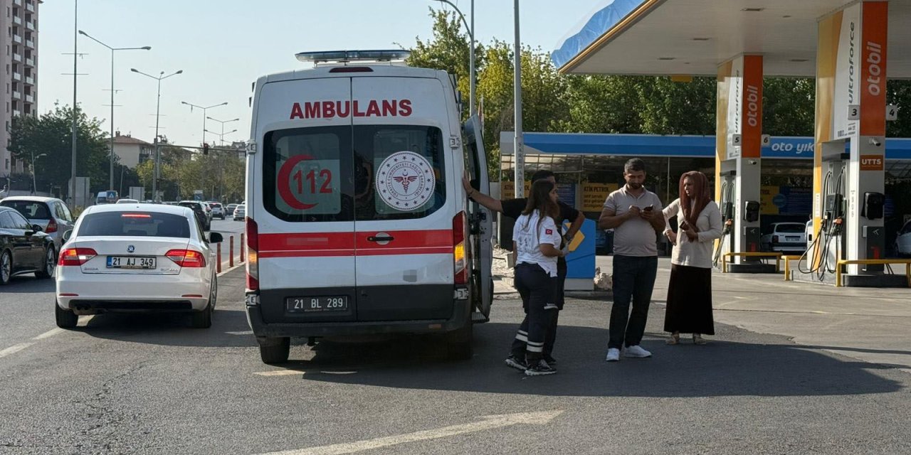 Ambulans kazaya karıştı, sağlıkçılar muhabirin görevini engelledi
