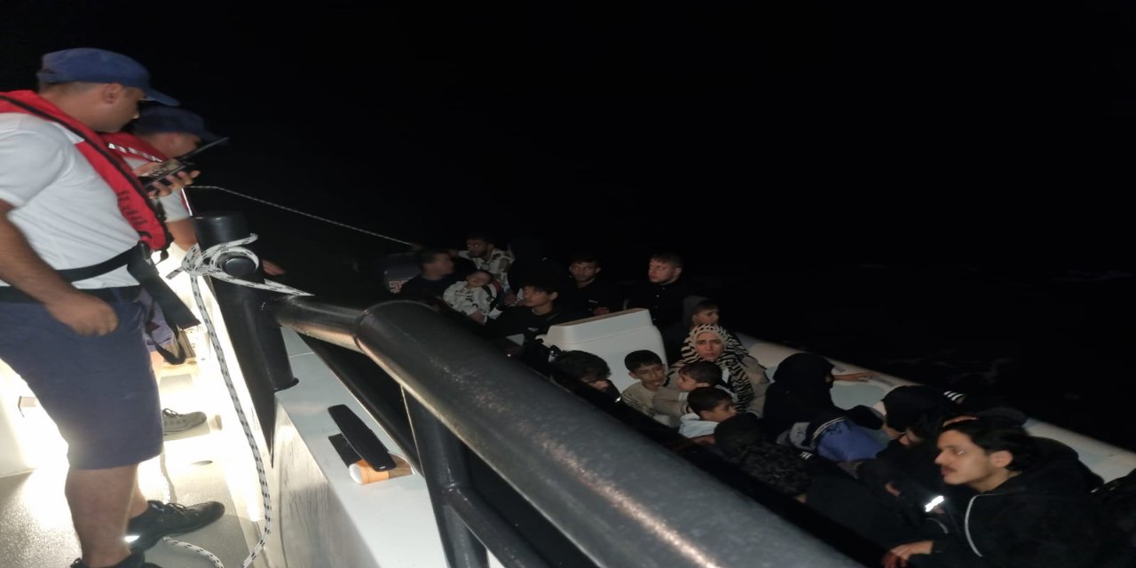 Ege Denizi'nde dram: Lastik bottaki göçmenler Sahil Güvenlik tarafından kurtarıldı
