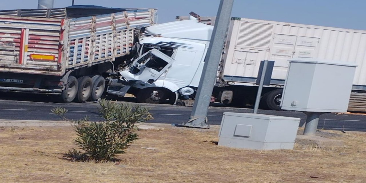 Diyarbakır'da iki tır çarpıştı: 2 yaralı