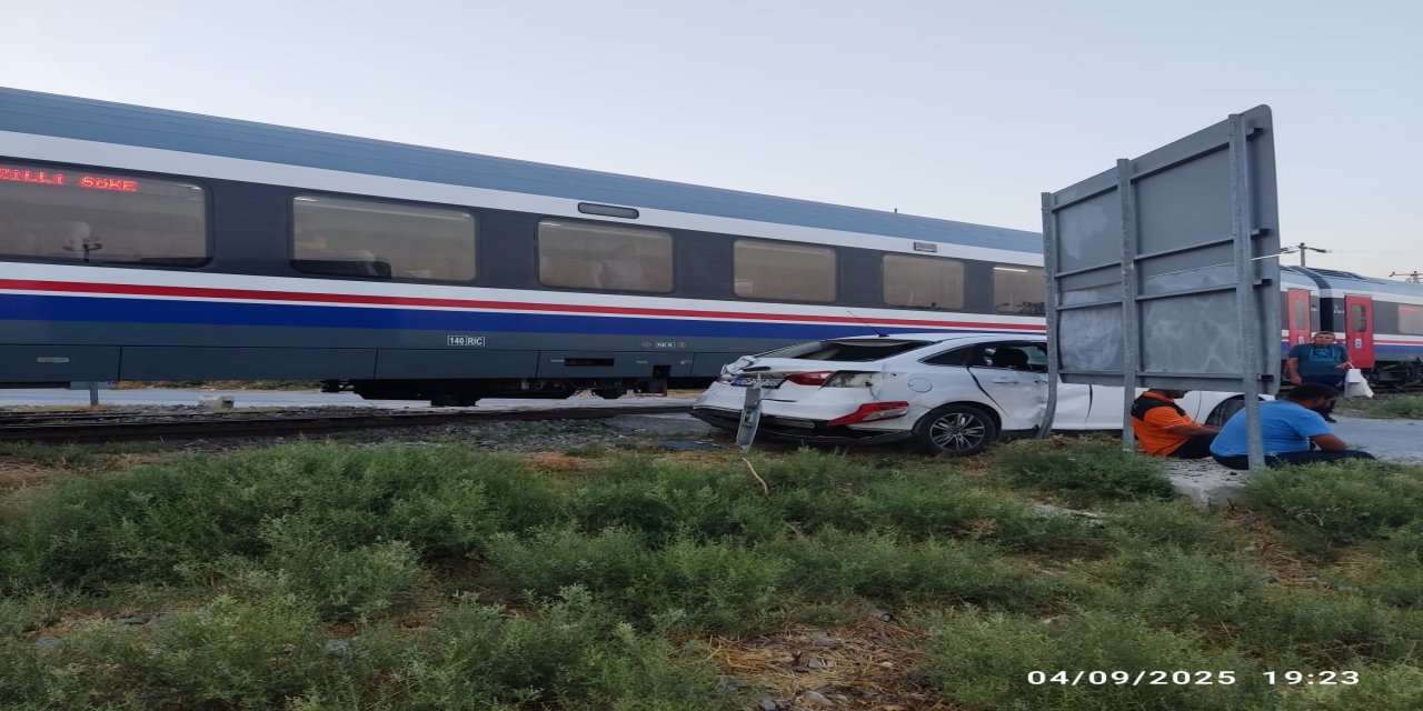 Trenin çarptığı otomobil hurdaya döndü