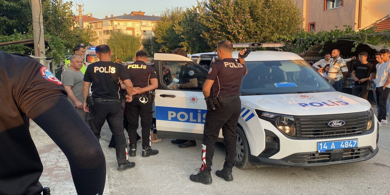 Sokakta başlayan tartışma yumruklu kavgaya dönüştü! O anlar kameraya yansıdı