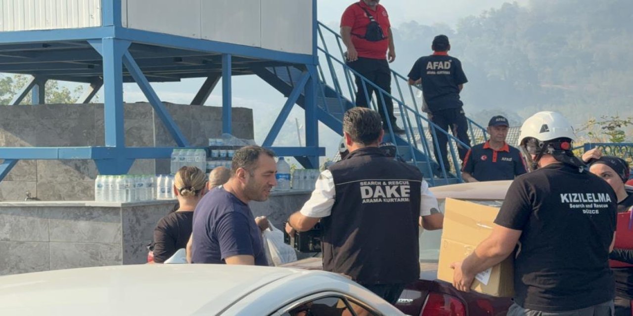 Düzceliler birlik oldu, yangına müdahale eden ekiplere tam deste