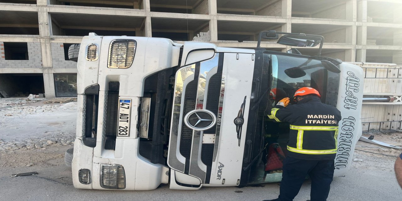 Tır sürücüsü devrilen aracında sıkıştı