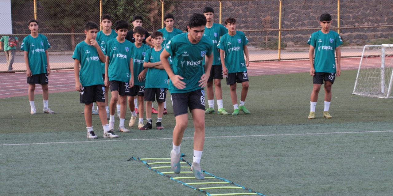 Cizre Dicle Spor futbol takımı ilk antrenmanını gerçekleştirdi
