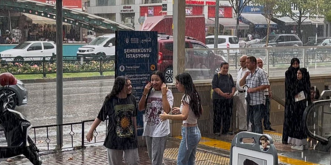 Yağışlı havayı gören gençler yağmurun altında dans etti