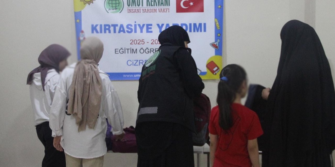 Umut Kervanı Cizre’de onlarca öğrenciye kırtasiye malzemesi ulaştırdı