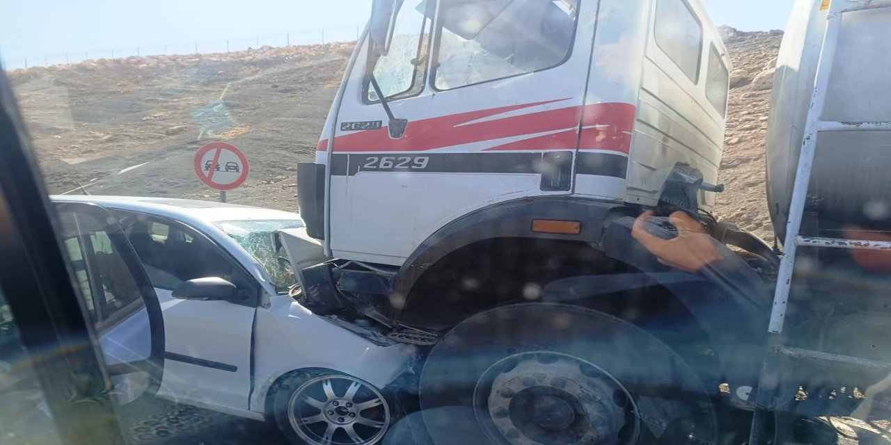 Şırnak'ta Otomobil Beton Mikserinin Altına Girdi