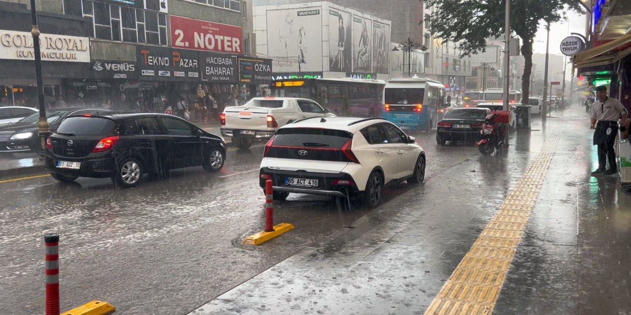 Van'da Sağanak Yağış Hayatı Felç Etti: Yollar Sular Altında Kaldı