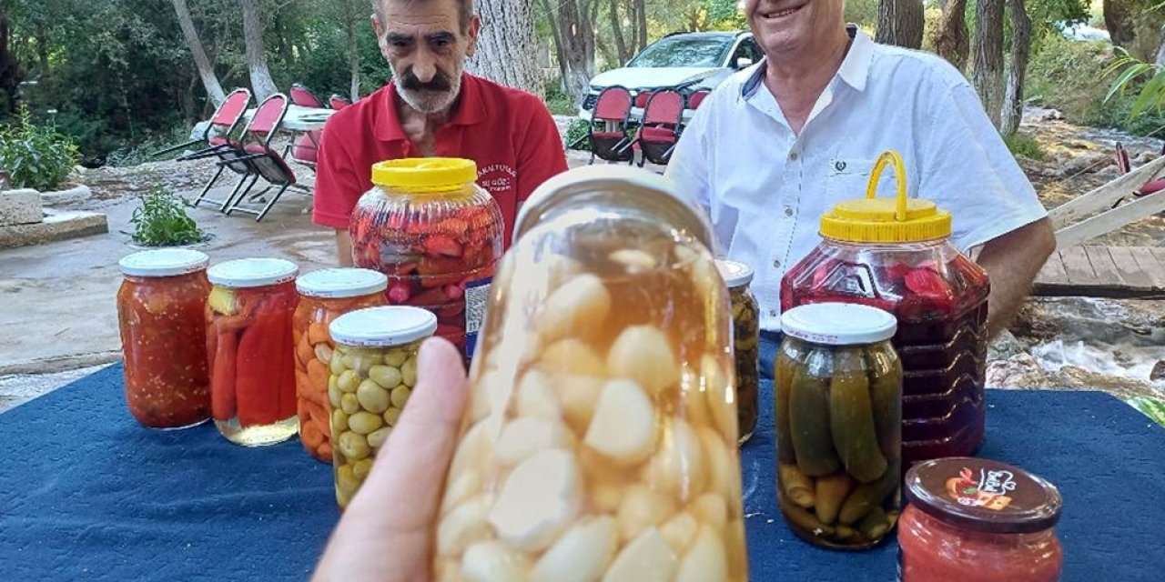 Araban Sarımsağı ile hazırladığı turşu ile şifa dağıtıyor